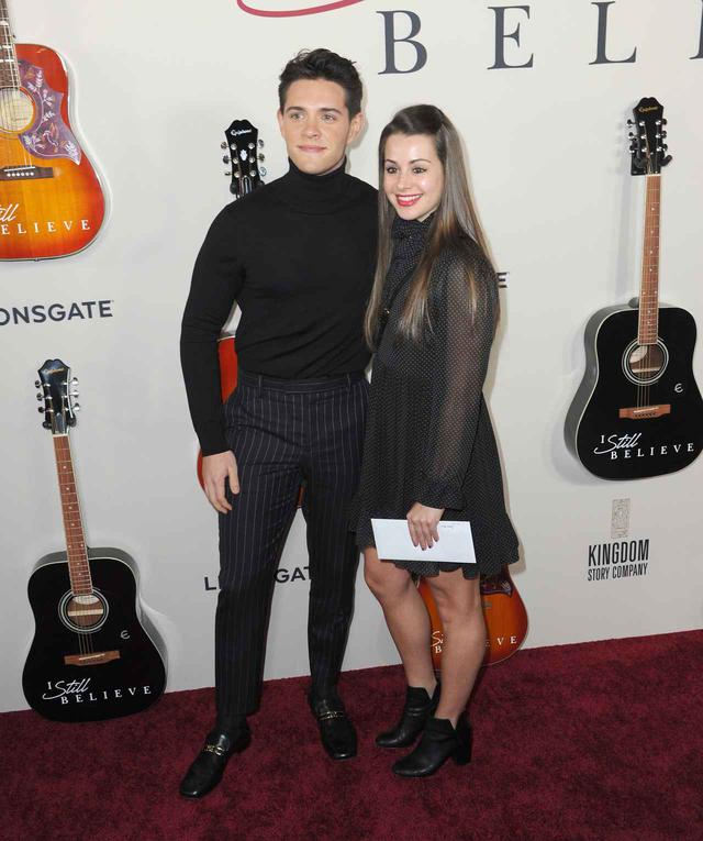 画像: ケイシー・コットが婚約