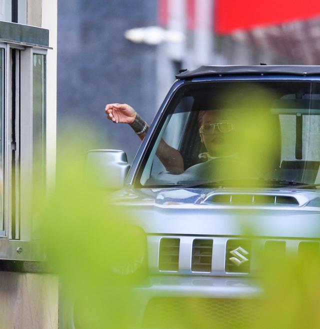 画像: 2019年夏にキャッチされた、故郷でスズキのジムニーを運転するリアーナの姿。