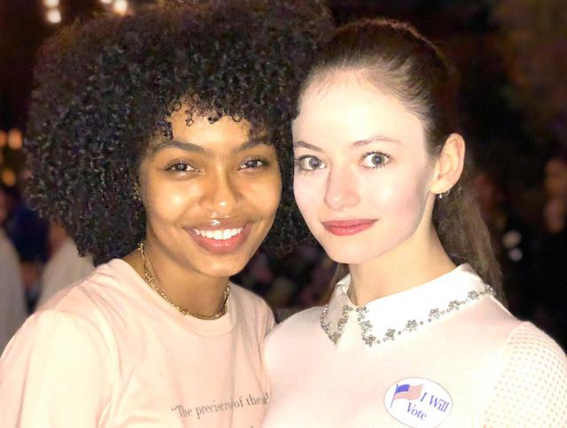 画像: ヤラ・シャヒディはイギリスのメーガン妃がエディターを務めた英Vogue2019年9月号の表紙に、時代をリードする15人の女性の1人として選出された。