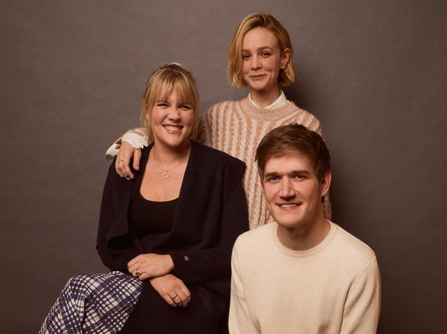 画像: エメラルド・フェネル監督(左)、キャリー・マリガン(後ろ)、ライアン役のボー・バーナム(前)。