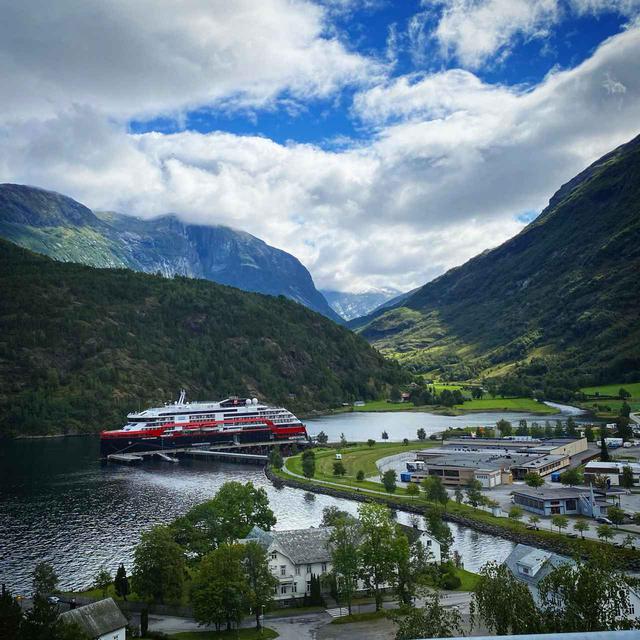 画像: ノルウェーの漁港に停泊しているところを撮影されたクルーズ船。