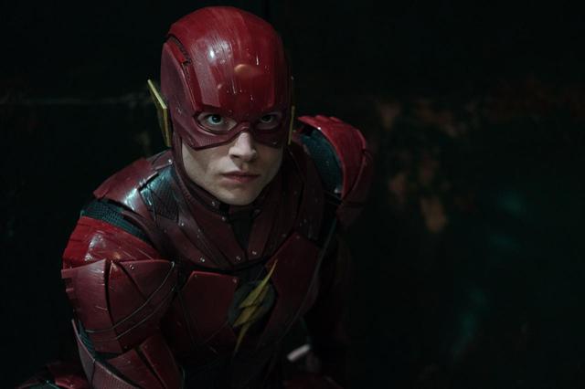 画像: エズラ・ミラー演じるフラッシュ。ⓒDC COMICS/DC ENTERTAINMENT / ENOS, CLAY / Album/Newscom