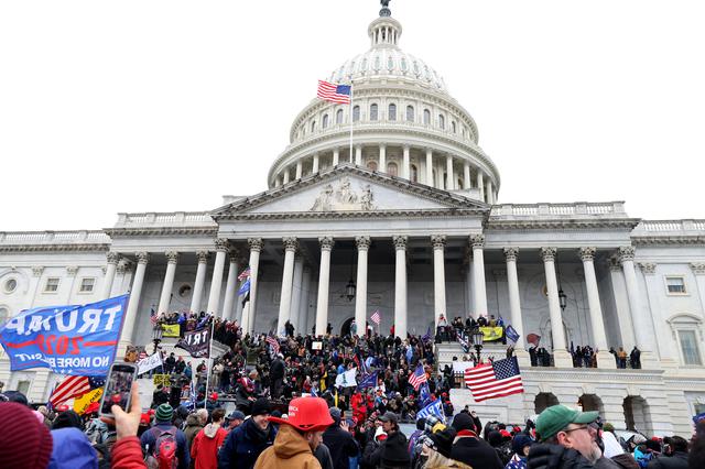 画像2: トランプ大統領の支持者が米国会議事堂に侵入