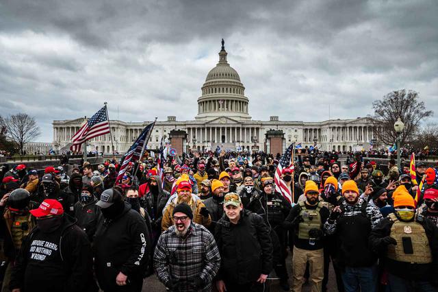 画像1: アメリカ連邦議会の議事堂が占拠される