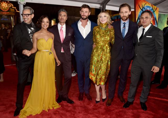 画像: 2017年に行なわれた『マイティ・ソー バトルロイヤル』のプレミアにて共演者たちと。