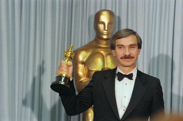 画像: 1984年に、ドキュメンタリー映画『He Makes Me Feel Like Dancing』でアカデミー賞を受賞した時のエミール・アルドリーノ監督。