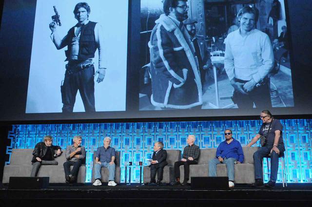 画像: 『スター・ウォーズ』シリーズのキャストとイベントに参加したジョージ・ルーカス監督(左から3番目)。