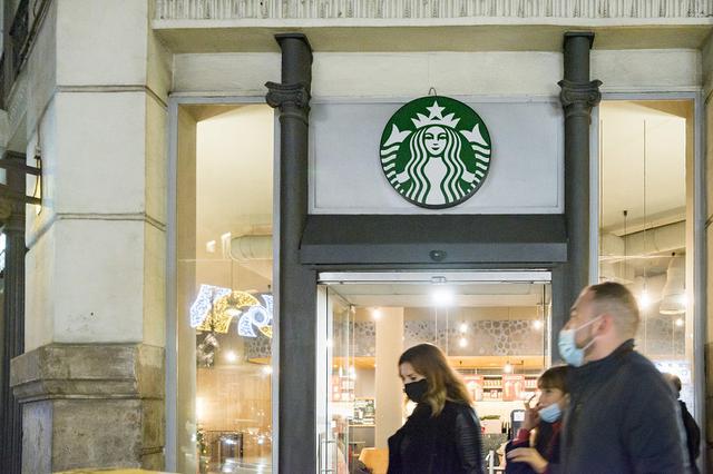画像1: スターバックス店員が「くまのプーさんフラペチーノ」を考案
