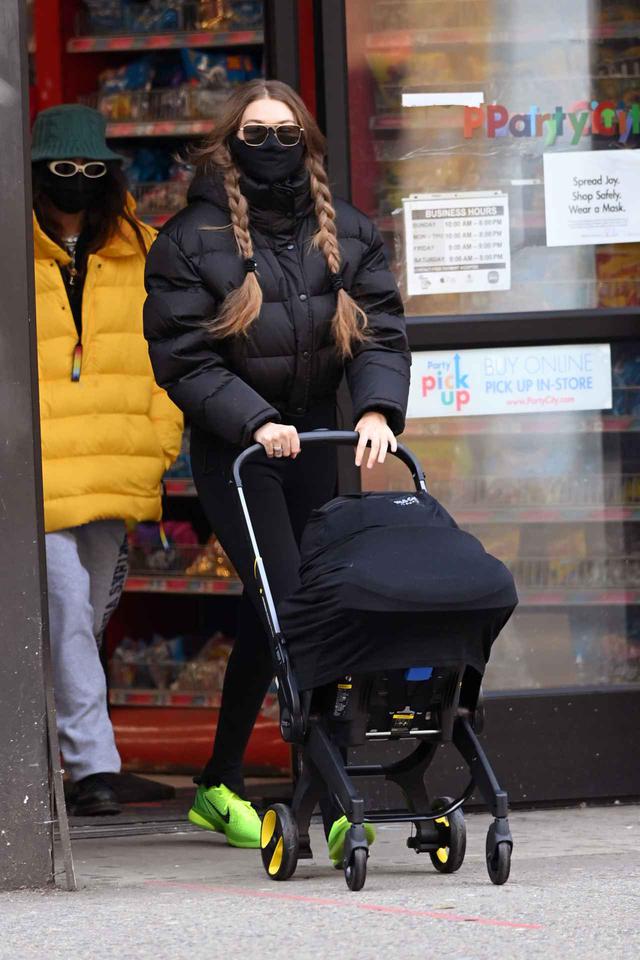 画像1: ジジ・ハディッドが娘とニューヨークを散歩