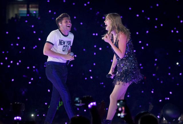 画像: 2018年、テイラーの『レピュテーション・スタジアム・ツアー』のロンドン公演の舞台にゲスト出演したナイル。