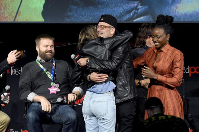 画像: 2019年のニューヨークコミコンで再会した時のローレン・コーハンとジェフリー・ディーン・モーガン。