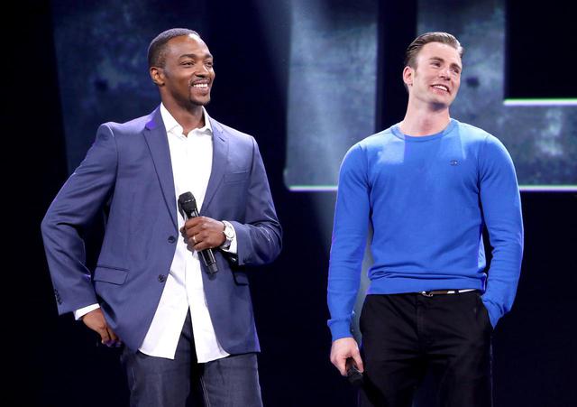 画像: アンソニー・マッキー(左)とクリス・エヴァンス(右)。