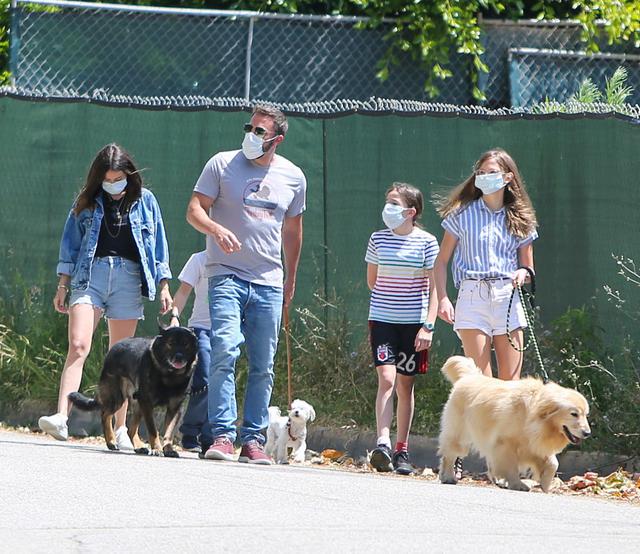 画像: アナがベンと彼の子供たち3人と一緒に犬の散歩に出かける様子も目撃されていたけれど…。