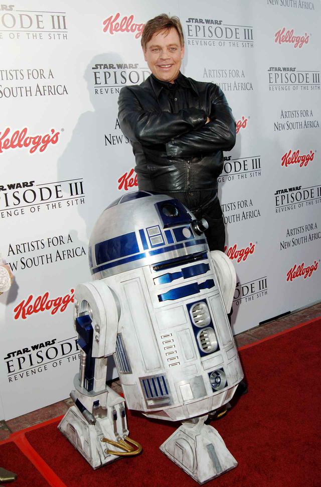 画像: 2005年に撮影されたR2-D2とルーク・スカイウォーカー役のマーク・ハミル。