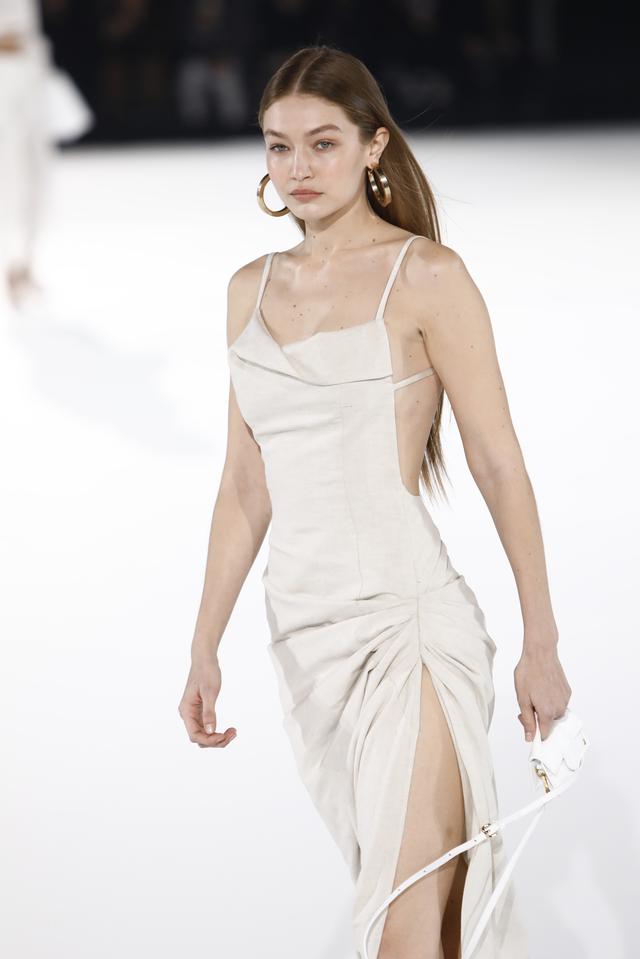 画像: ジャックムス(Jacquemus)のショーでランウェイを歩くジジ・ハディッド。この時、すでに彼女のお腹の中にはゼイン・マリクとの子が。