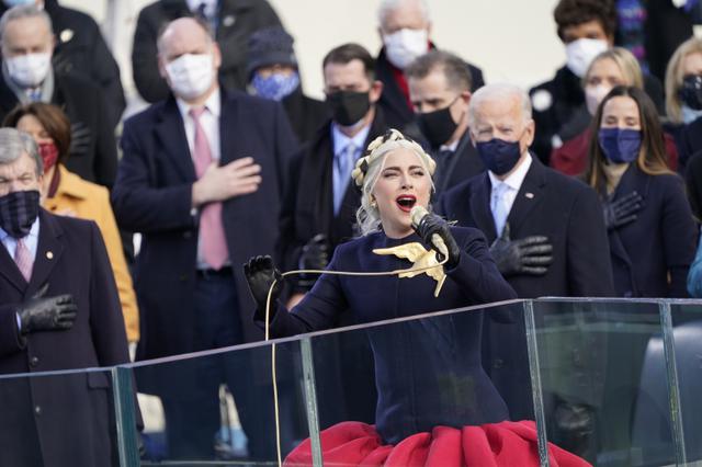 画像2: レディー・ガガが大統領就任式で国歌斉唱