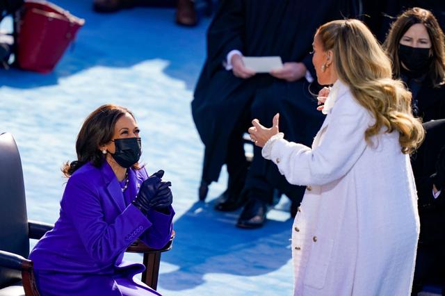 画像: パフォーマンス後、カマラ・ハリス副大統領と”エア・ハグ”をするジェニファー。