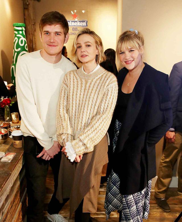 画像: 左からボー・バーナム、キャリー・マリガン、エメラルド・フェネル監督。