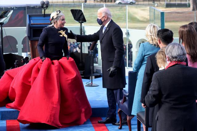 画像3: レディー・ガガが大統領就任式で国歌斉唱