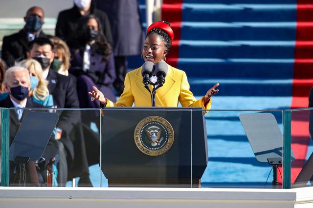 画像: 大統領就任式で喝采を浴びた22歳の詩人