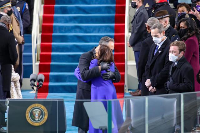 画像: 大統領就任式で熱い抱擁を交わすカマラ・ハリス副大統領と夫のダグ・エムホフ氏。