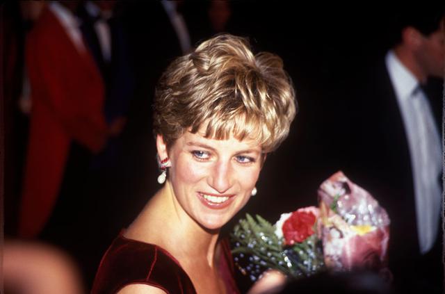 画像: 1991年12月1日、熱心に支援していたHIV関連のチャリティ・ダンスイベントに参加したダイアナ妃。