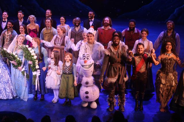 画像: ミュージカル『アナと雪の女王』にクリストフ役で出演するジェラニ(前列右から3番目)。