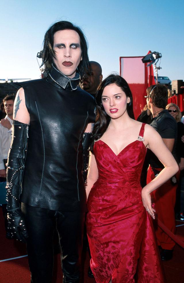 画像: 1999年、交際当時のマリリンとローズ。MTVムービーアワードにて。