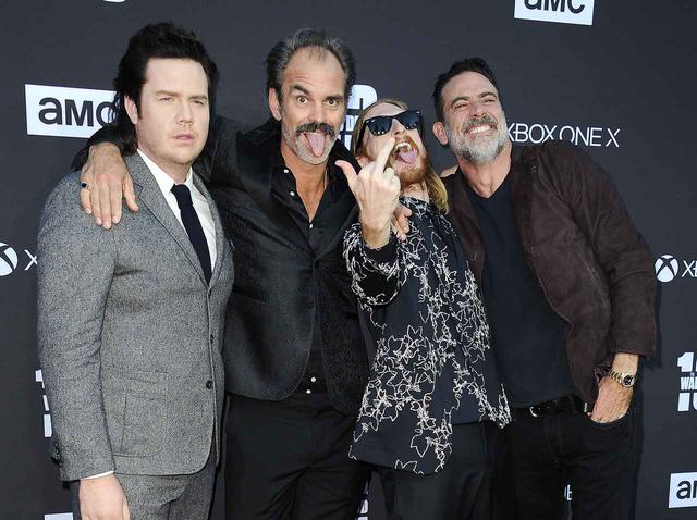 画像: 左より、『TWD』ユージーン役のジョッシュ・マクダーミット、サイモン役のスティーブン・オッグ、ドワイト役のオースティン・アメリオ、ニーガン役のジェフリー・ディーン・モーガン。