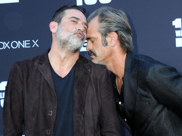 画像: 『TWD』100話記念イベントで会場を盛り上げるジェフリーとスティーブン。