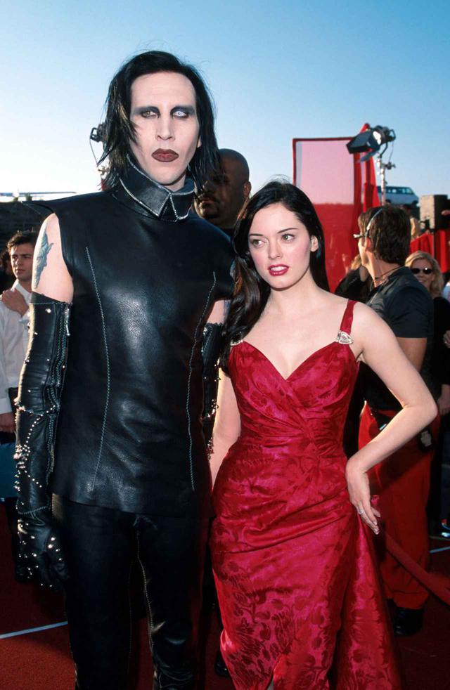 画像: マリリンとローズ。1999年のMTVムービーアワードにて。