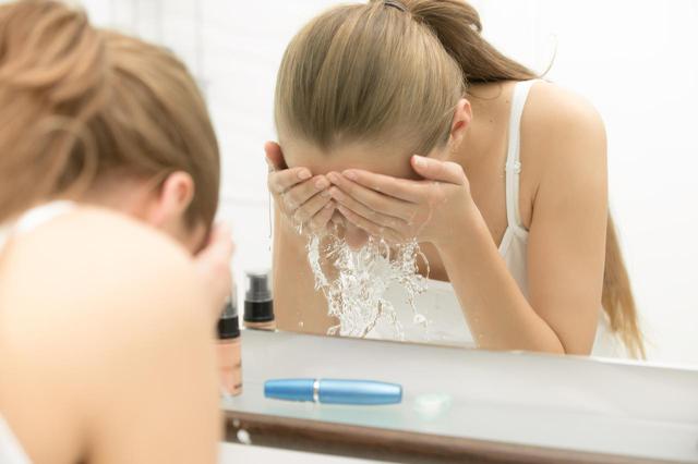 画像: 1.洗顔料でゴシゴシと洗う
