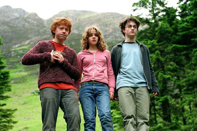 画像: 映画『ハリー・ポッターとアズカバンの囚人』より、左からロン役のルパート・グリント、ハーマイオニー役のエマ・ワトソン、ハリー・ポッター役のダニエル・ラドクリフ。 Photo:©︎WARNER BROS. PICTURES / CLOSE, MURRAY / Album/Newscom