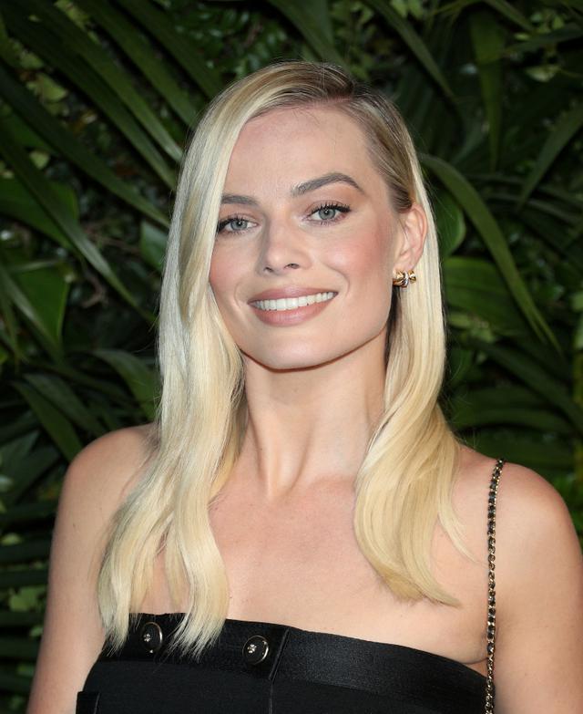 画像1: マーゴット・ロビーが新作映画で別人級イメチェン