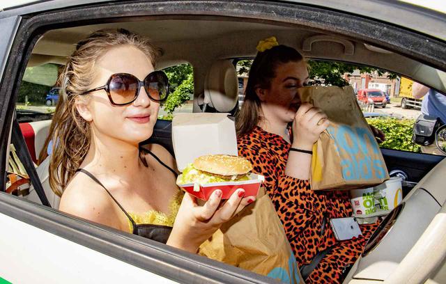 画像: マクドナルドがCMを通じてドライブスルー利用者に感謝