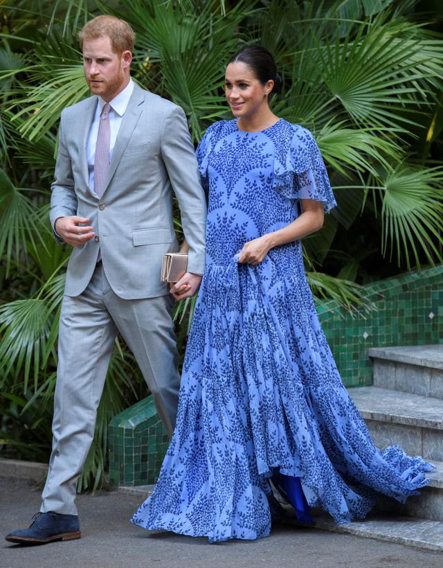 画像: メーガン妃は、まだイギリス王室の高位王族として活動していた2019年2月のモロッコ訪問の際にもキャロリーナ・ヘレラのドレス(妊娠報告写真とは同一ではない)をマタニティウェアとして着用していた。