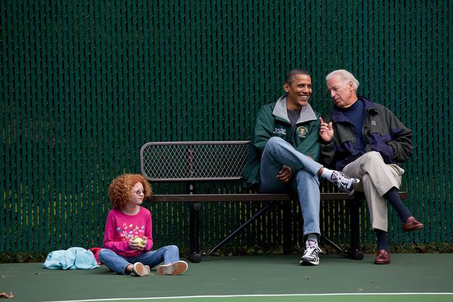 画像: 副大統領だった2012年、オバマ元大統領とキャンプ・デービッド内にあるテニスコートで行なわれた試合を観戦するバイデン氏。