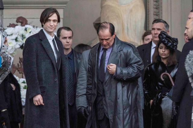 画像: 『ザ・バットマン』で共演するロバート(左端)とゾーイ。中央は”ペンギン”に扮したコリン・ファレル。