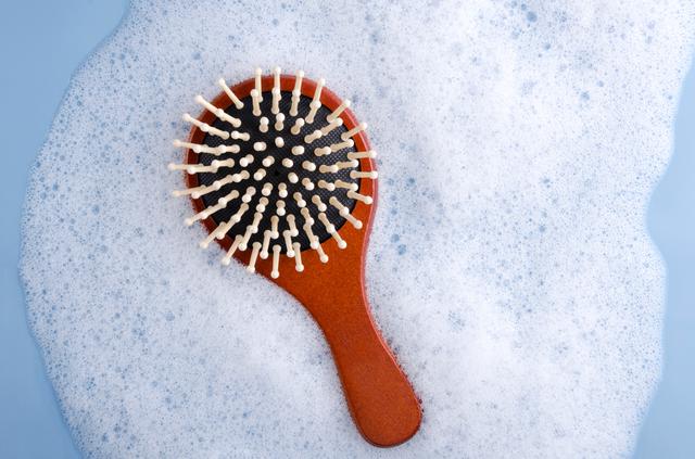 画像: ヘアブラシを長持ちさせるお手入れ方法