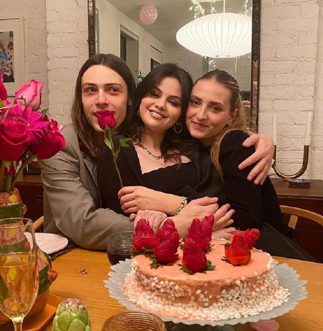 画像2: ©Anna Collins / Instagram