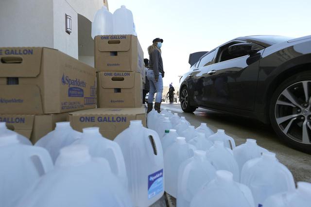 画像: 水を準備するボランティアたち。(2021年2月20日にテキサス州ヒューストンで撮影)