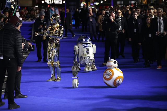 画像: 2019年、映画『スター・ウォーズ/スカイウォーカーの夜明け』のロンドン・プレミアに登場したドロイドたち。