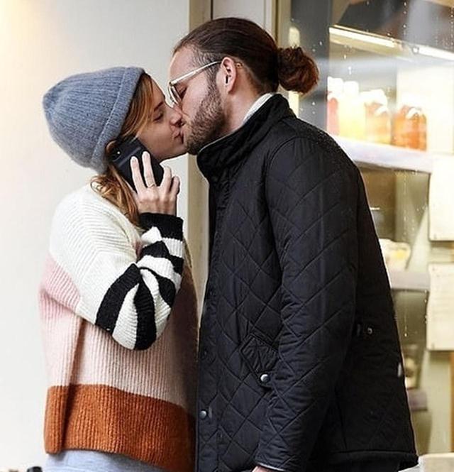 画像: 2019年に撮影されたキスショット。レオは、エマとの恋を守るため、それまで使用していたSNSを一掃しており、ビジネスマンということはわかっているが、現在どんな仕事を手がけているのかは不明。@emmawatsonlatam / Instagram