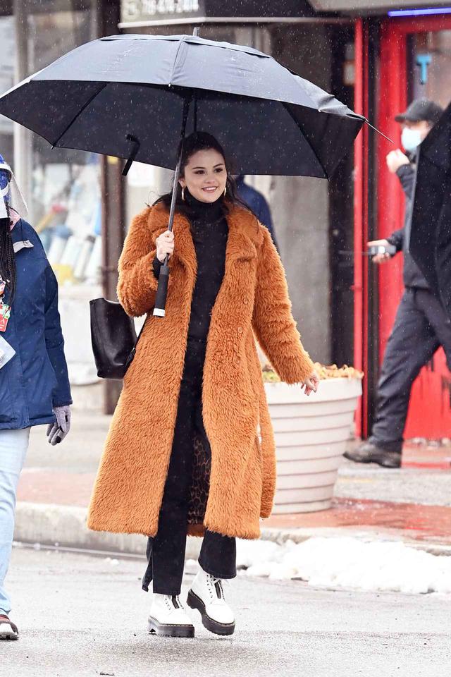 画像1: 新作ドラマを撮影中のセレーナ・ゴメスの姿をキャッチ