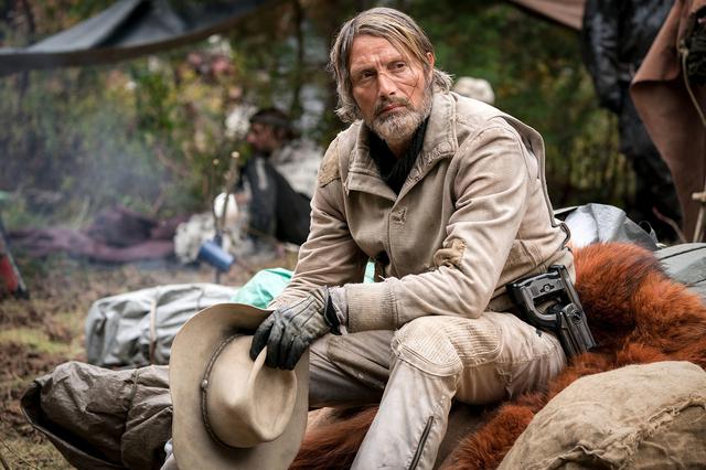 画像: 映画『カオス・ウォーキング』では、未知の感染症が原因で世界中の女性が死に絶えてしまった星に唯一残された町「プレンティスタウン」の首長デヴィッド・プレンティスを演じる。©3 Arts Entertainment / BRON Studios / Album/Newscom