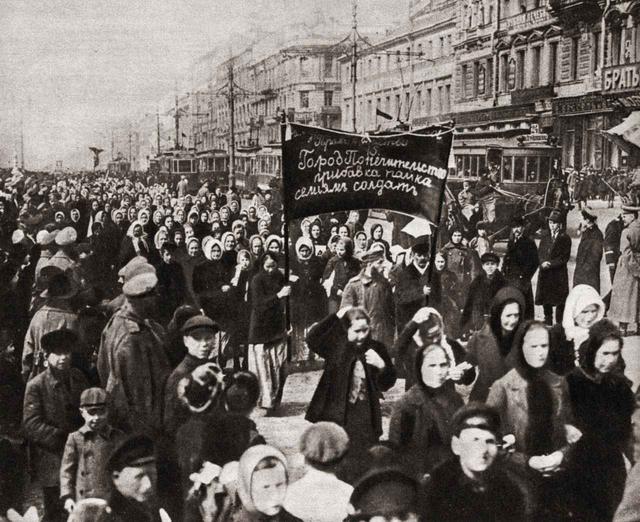 画像: 1917年にロシアのサンクトペテルブルクで撮影された1枚。