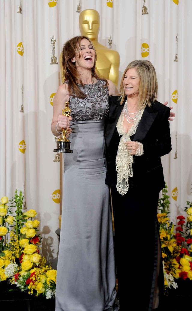 画像: 第82回アカデミー賞で女性として史上初の監督賞を受賞したキャスリン・ビグロー監督と、バーブラ・ストライサンド監督。