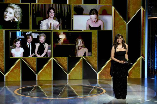 画像: ドラマの部の主演女優賞を発表するロージー・ペレスと、リモートで登場した候補者たち。