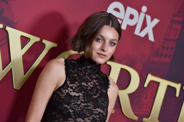 画像: エマ・コリンがゴールデン・グローブ賞をダイアナ元妃に捧げる