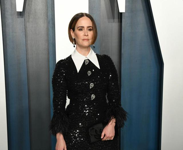 画像: 女優のサラ・ポールソンのギプスが話題